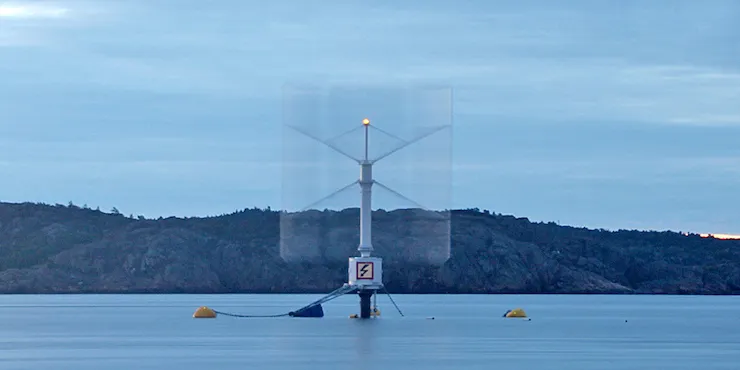 Prototypen SeaTwirl S1 i drift utanför en skogklädd strand, med bojar runt verket