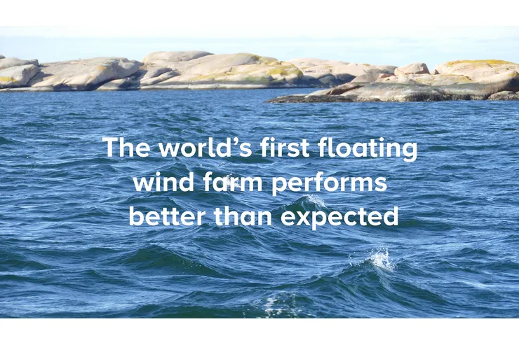 Öppet hav med den vita texten »The world’s first floating wind farm performs better than expected«