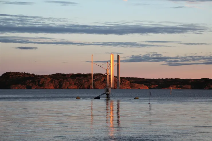 Prototypen SeaTwirl S1 i solnedgång med ett klippigt skär bakom och orange ljus över vattnet