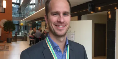 Gabriel Strängberg med konferensbricka i en foajé