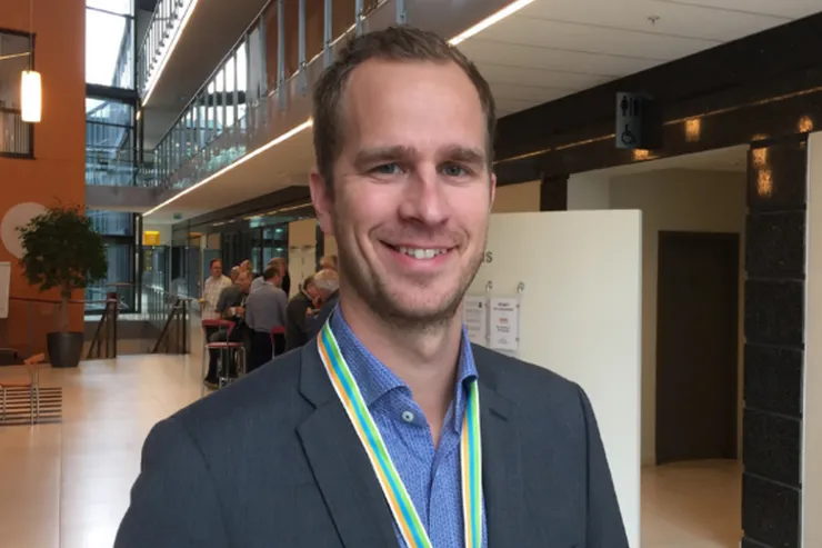 Gabriel Strängberg med konferensbricka i en foajé