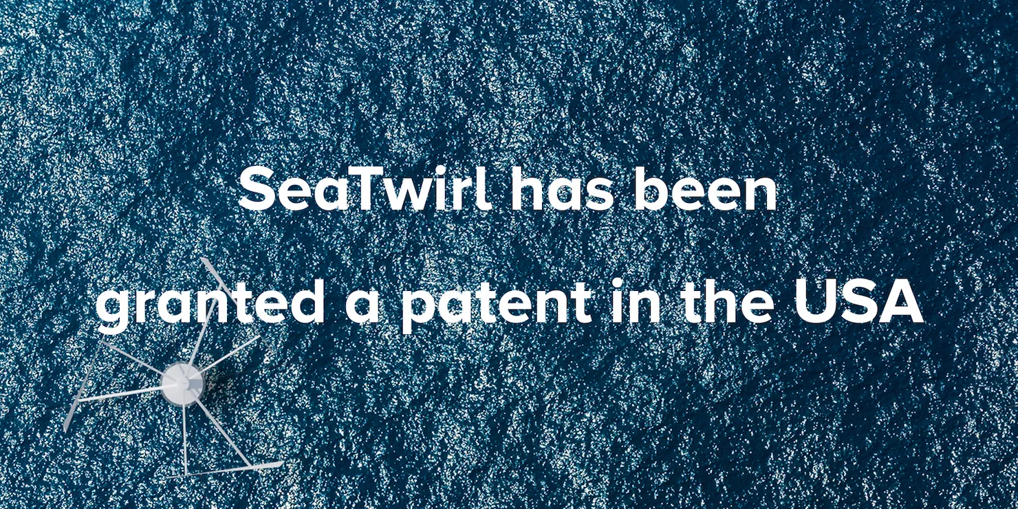 Flygbild över havet med ett vindkraftverk sett rakt uppifrån och texten »SeaTwirl has been granted a patent in the USA«