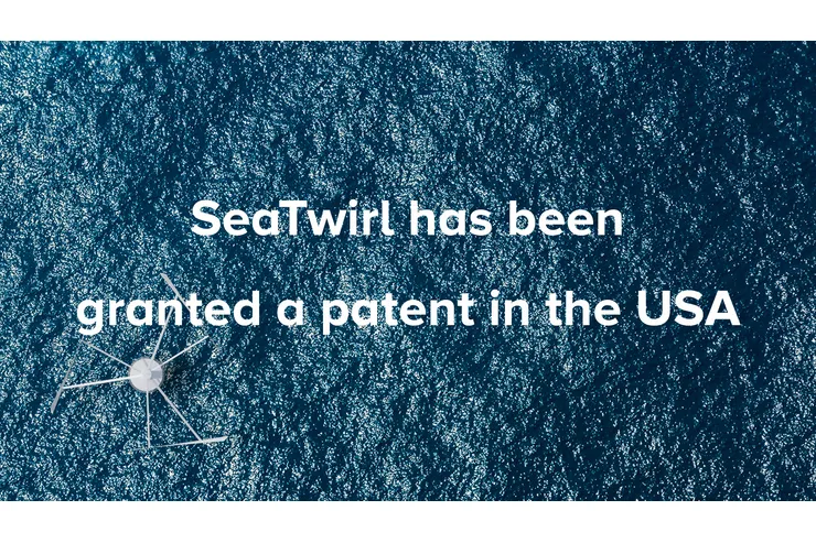 Flygbild över havet med ett vindkraftverk sett rakt uppifrån och texten »SeaTwirl has been granted a patent in the USA«