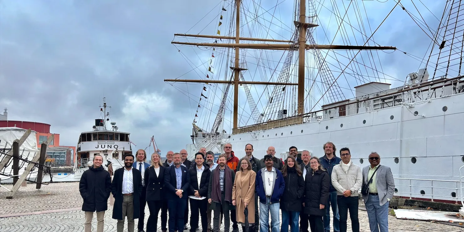 Gruppfoto av Verti-Go-konsortiets deltagare på kajen framför en fullriggare i Göteborg, med EU-flaggan och texten »Co-funded by the European Union« i hörnet