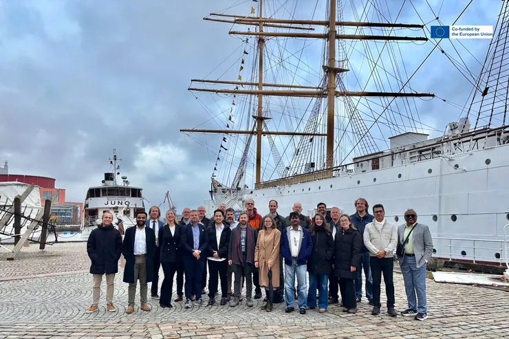 Gruppfoto av Verti-Go-konsortiets deltagare på kajen framför en fullriggare i Göteborg, med EU-flaggan och texten »Co-funded by the European Union« i hörnet